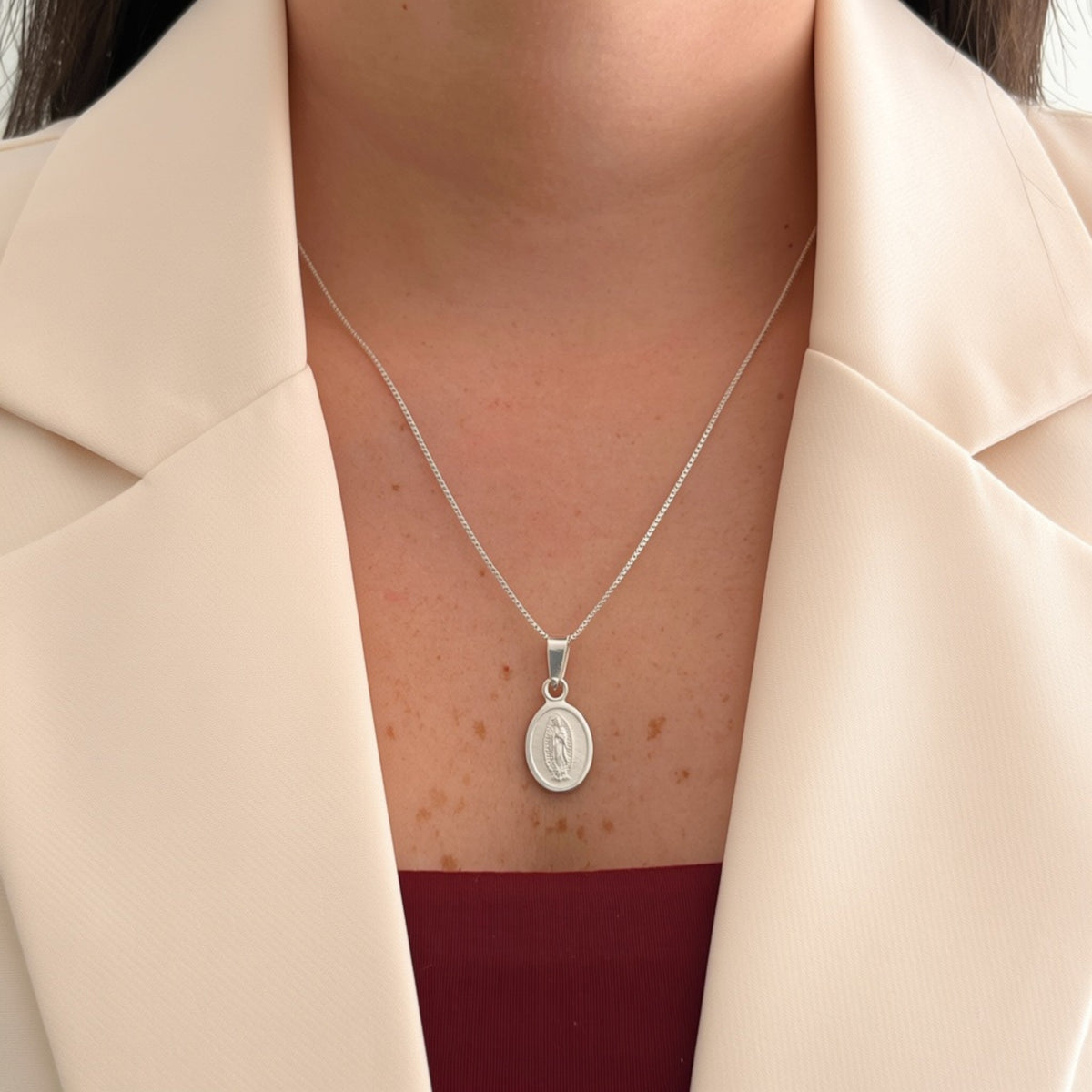 Collar Hv Hermanas Villegas de plata 925 con cadena veneciana y medalla ovalada de la Virgen de Guadalupe en relieve