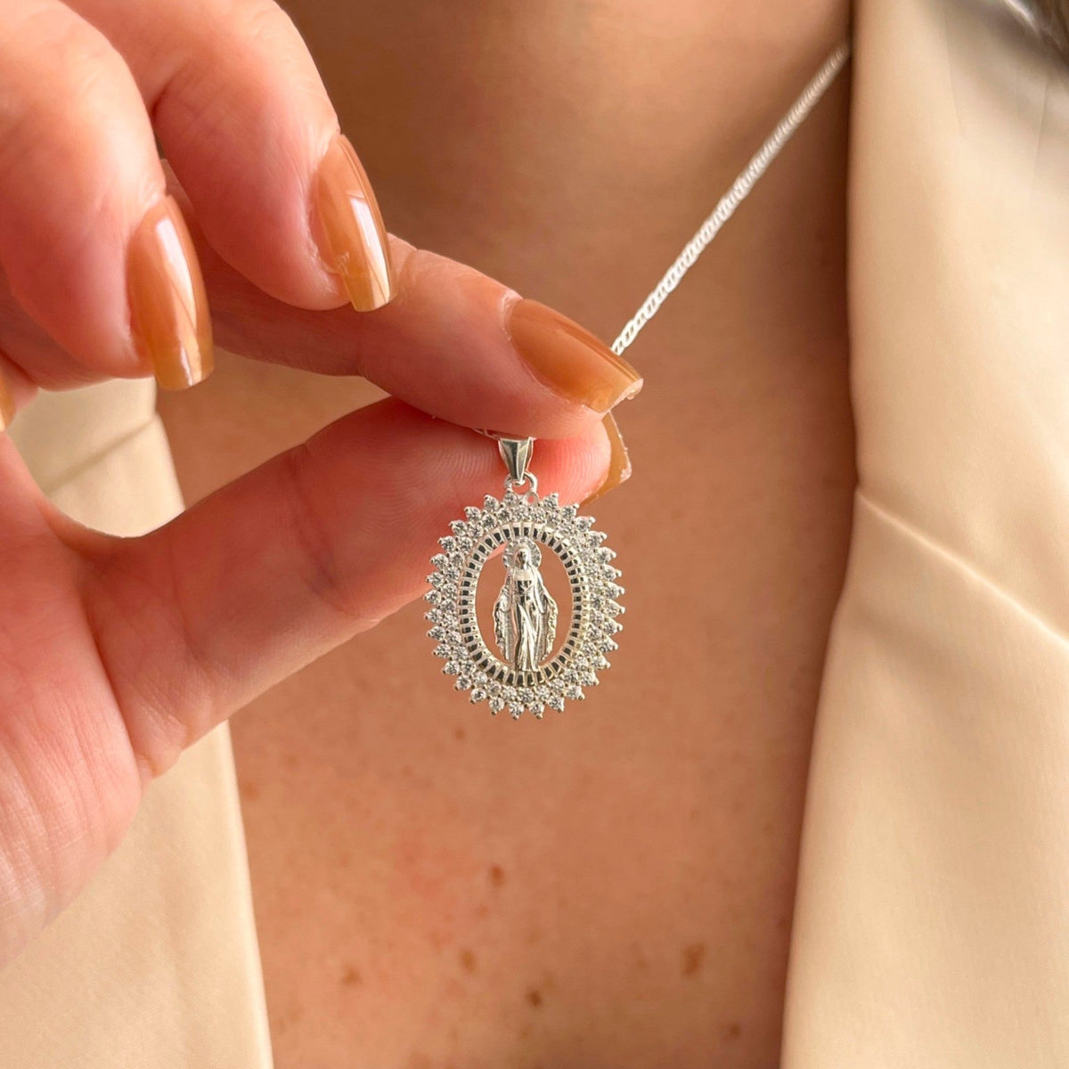 Collar Hv Hermanas Villegas de plata 925 con medalla de la Virgen de Guadalupe y borde de circonias brillantes