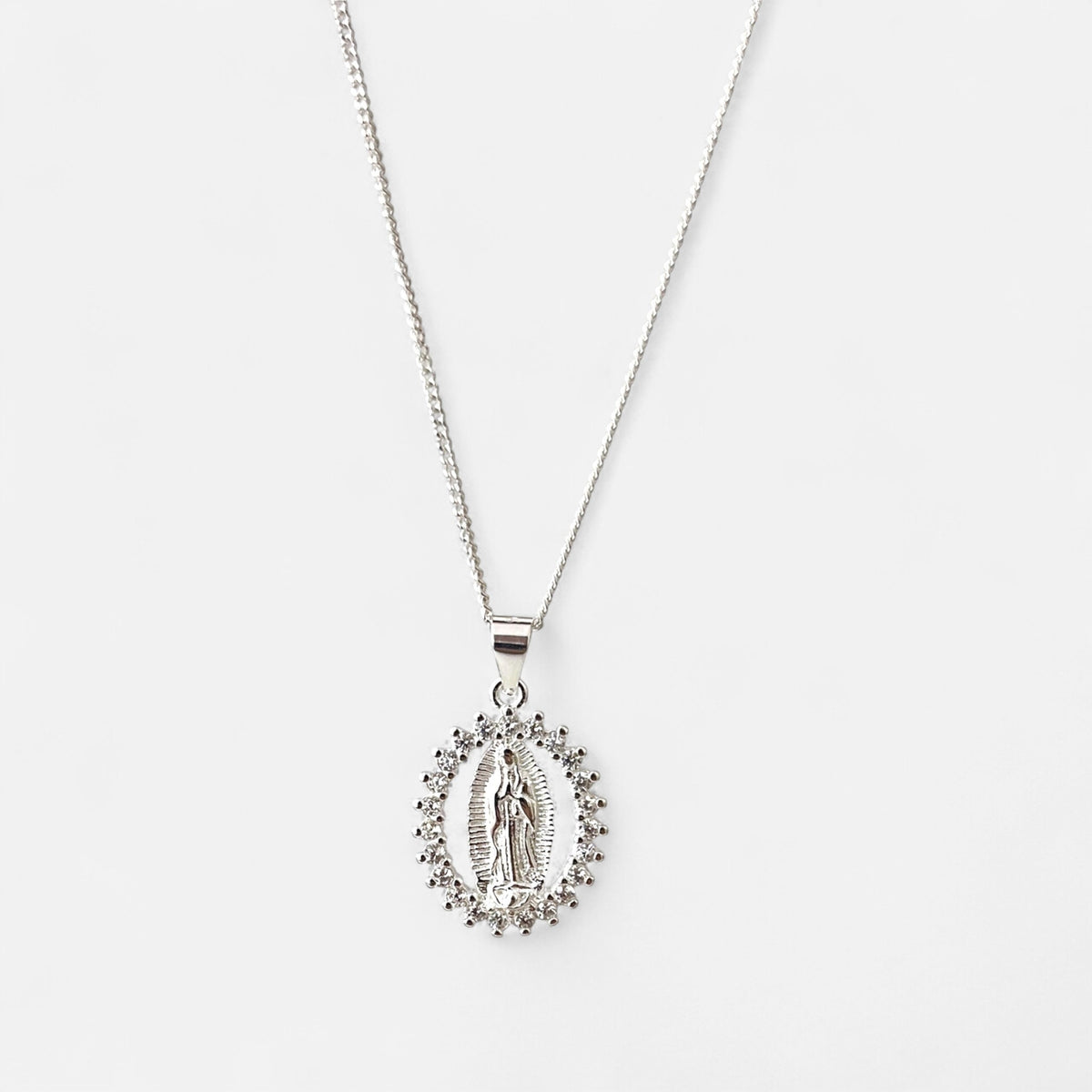 Collar Hv Hermanas Villegas de plata 925 con cadena grumet y medalla de la Virgen de Guadalupe rodeada de circonias.