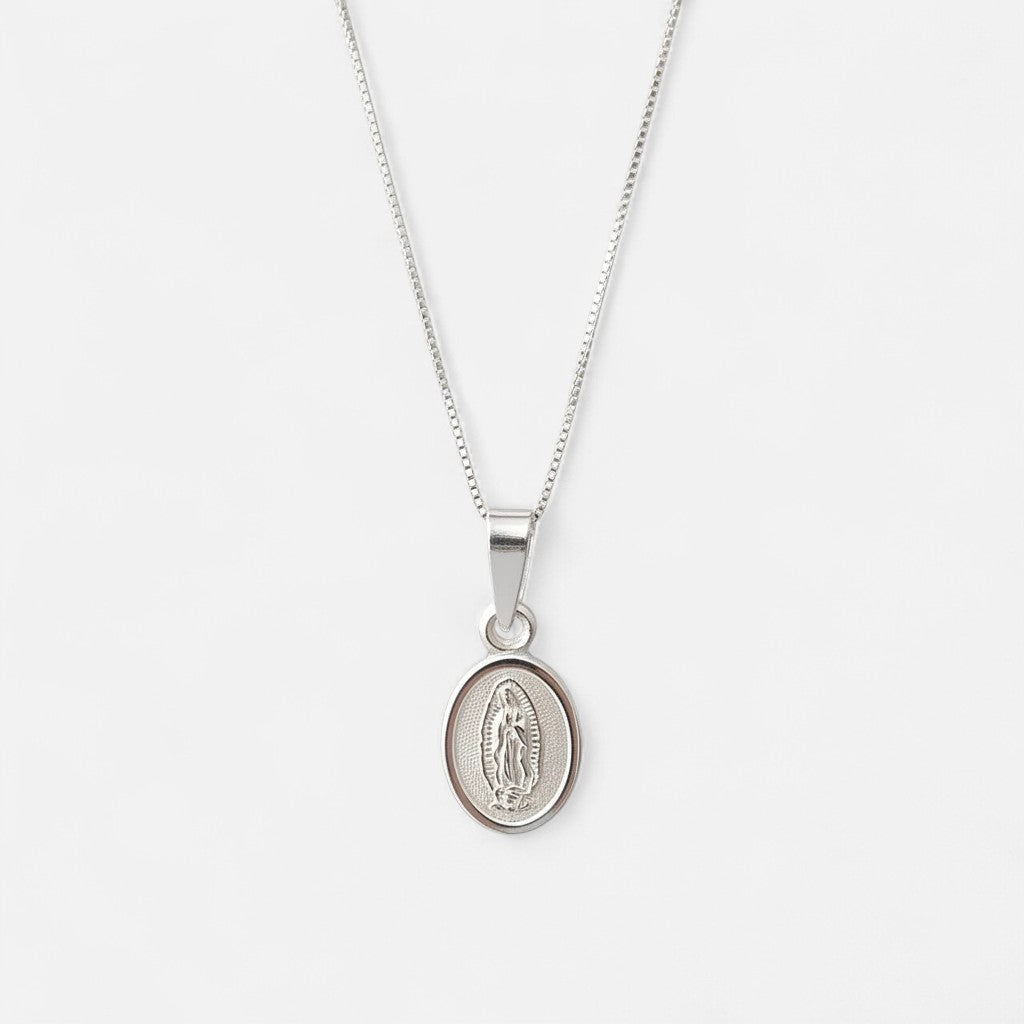 Collar Hv Hermanas Villegas de plata 925 con cadena veneciana y medalla ovalada de la Virgen de Guadalupe en relieve.