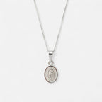 Collar Hv Hermanas Villegas de plata 925 con cadena veneciana y medalla ovalada de la Virgen de Guadalupe en relieve.