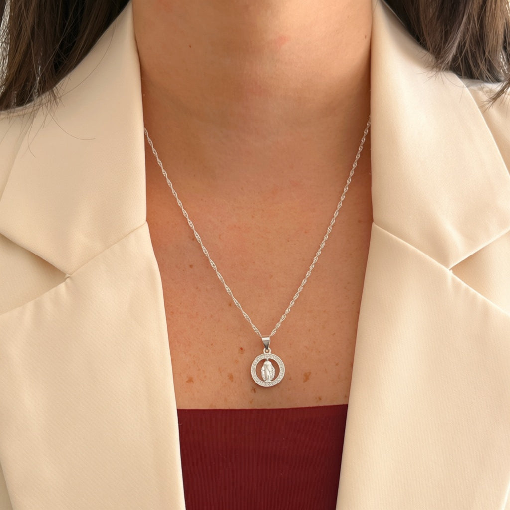 Collar Hv Hermanas Villegas de plata 925 con cadena Singapur y medalla redonda de la Virgen Milagrosa con circonias.