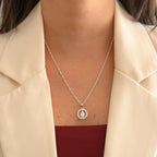 Collar Hv Hermanas Villegas de plata 925 con cadena Singapur y medalla redonda de la Virgen Milagrosa con circonias.
