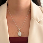 Collar Hv Hermanas Villegas de plata 925 con cadena tejido Figaro y medalla ovalada de la Virgen Milagrosa en relieve