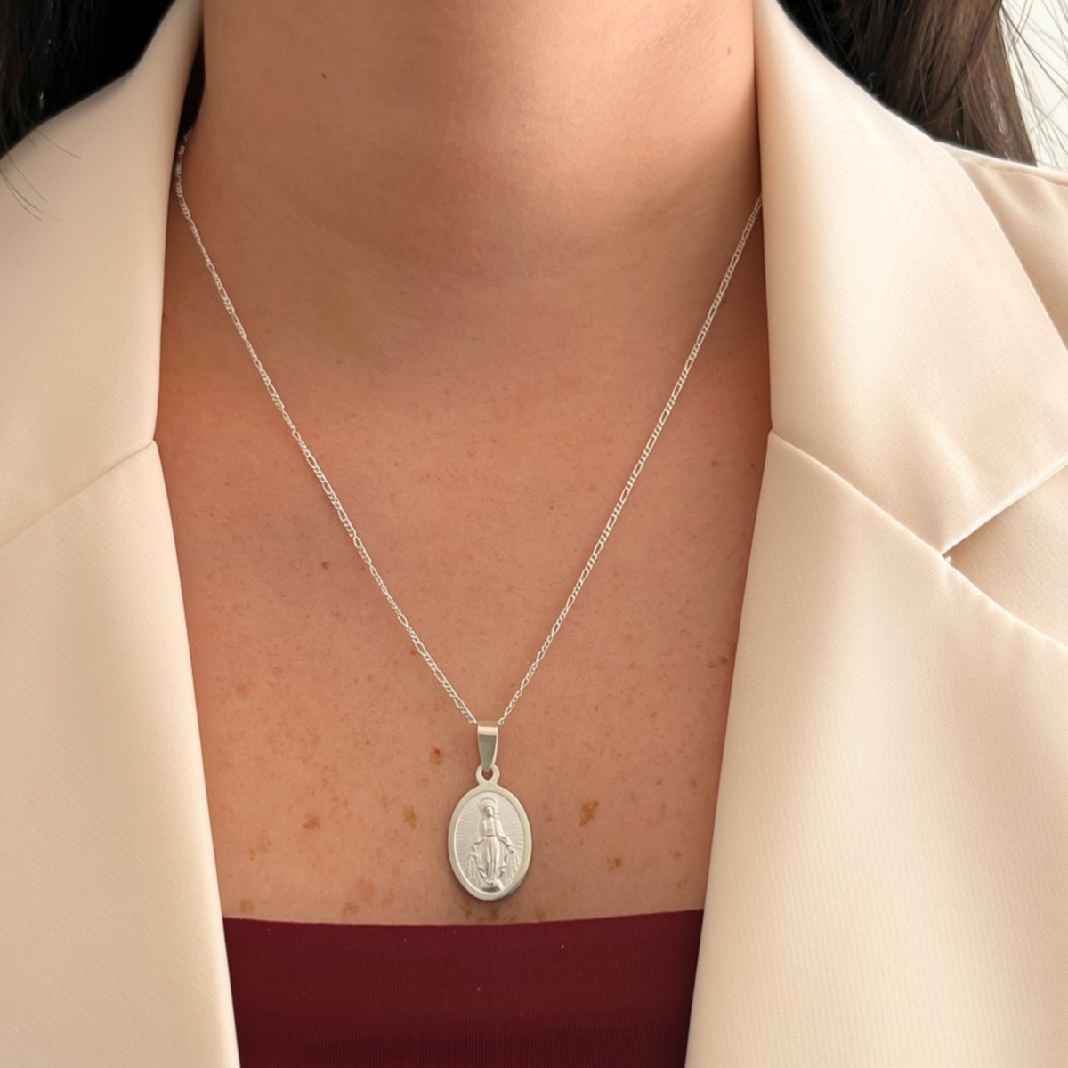 Collar Hv Hermanas Villegas de plata 925 con cadena tejido Figaro y medalla ovalada de la Virgen Milagrosa en relieve