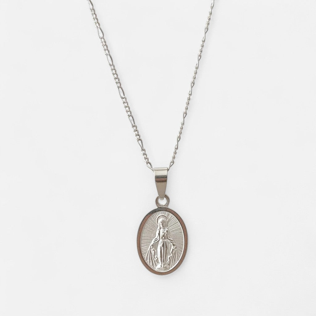 Collar Hv Hermanas Villegas de plata 925 con cadena Figaro y medalla ovalada de la Virgen Milagrosa en relieve.