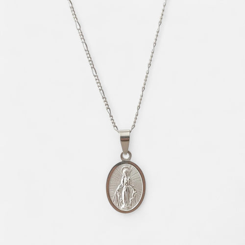 Collar Hv Hermanas Villegas de plata 925 con cadena Figaro y medalla ovalada de la Virgen Milagrosa en relieve.