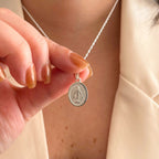 Cadena de plata 925 tejido Singapur con medalla ovalada de la Virgen Milagrosa de Hv Hermanas Villegas