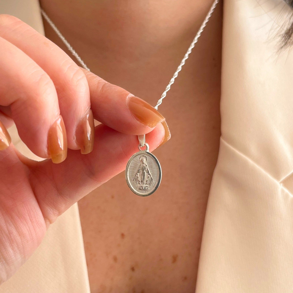 Cadena de plata 925 tejido Singapur con medalla ovalada de la Virgen Milagrosa de Hv Hermanas Villegas