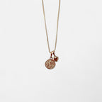 Collar Hv Hermanas Villegas con cadena veneciana, medalla de San Benito y dije de corazón en oro rosé