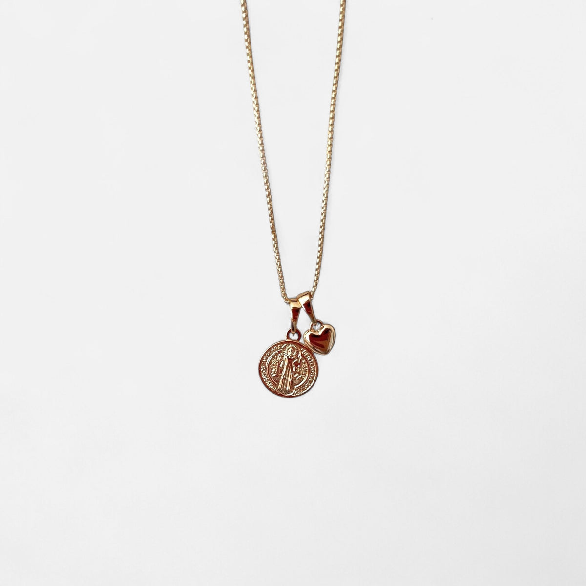 Collar Hv Hermanas Villegas con cadena veneciana, medalla de San Benito y dije de corazón en oro rosé