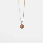 Collar Hv Hermanas Villegas con cadena veneciana y medalla de San Benito en cobre con enchape en oro rosé
