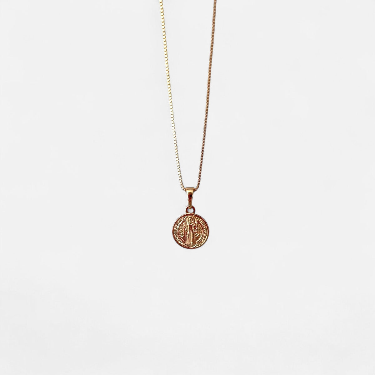 Collar Hv Hermanas Villegas con cadena veneciana y medalla de San Benito en cobre con enchape en oro rosé
