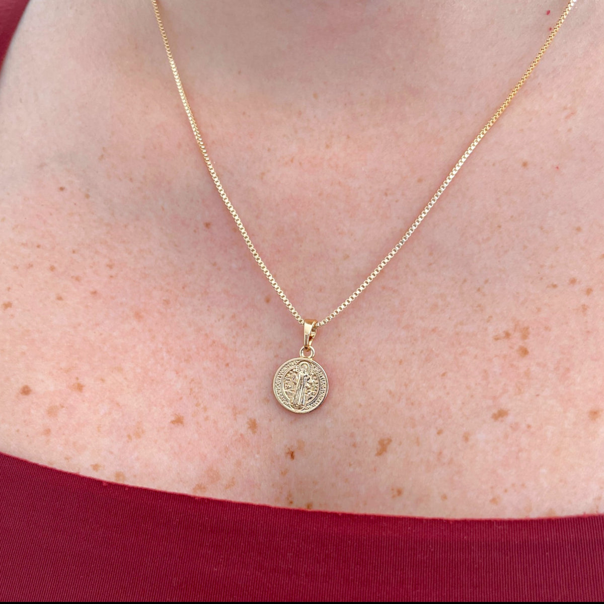Collar Hv Hermanas Villegas con cadena veneciana y medalla de San Benito en cobre con enchape en oro rosé