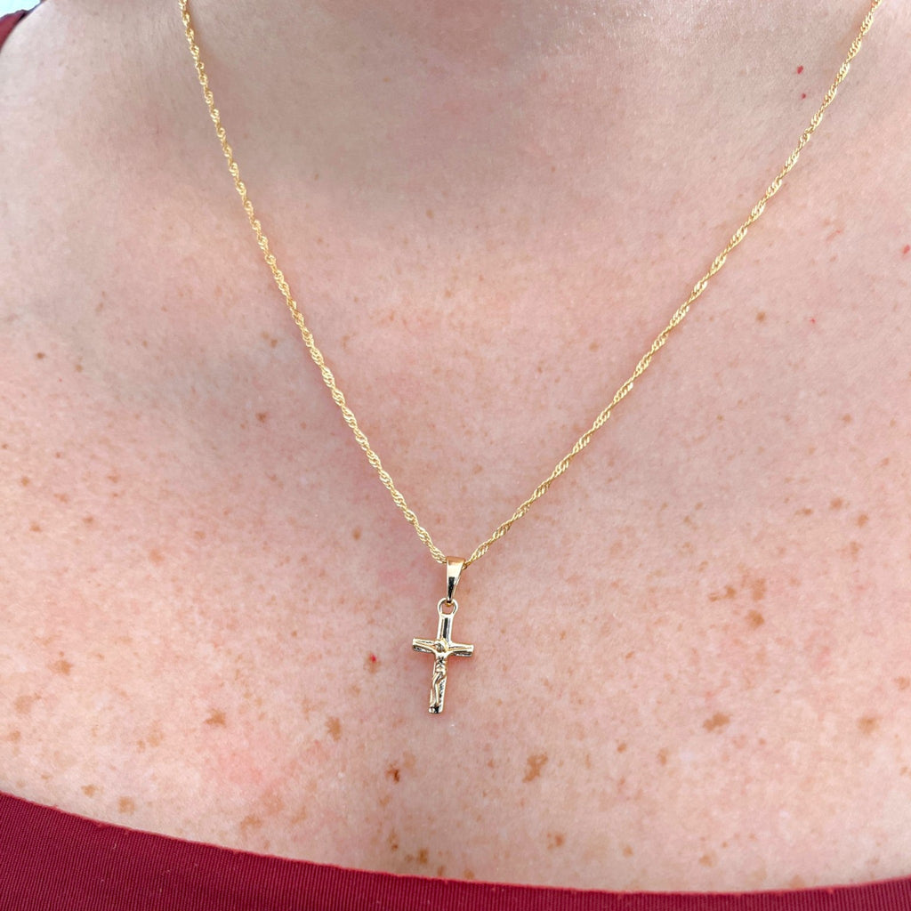 Cadena Singapur Hv Hermanas Villegas en cobre con baño de oro rosé y dije de crucifijo pulido sobre el cuello