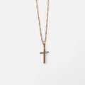 Collar Hv Hermanas Villegas con cadena Singapur y dije de cruz lisa en baño de oro rosé sobre fondo blanco
