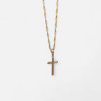 Collar Hv Hermanas Villegas con cadena Singapur y dije de cruz lisa en baño de oro rosé sobre fondo blanco