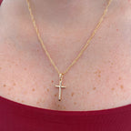 Collar Hv Hermanas Villegas con cadena Singapur y dije de cruz lisa en baño de oro rosé sobre cuello femenino