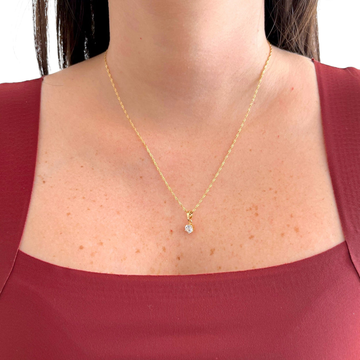 Collar Hv Hermanas Villegas de cadena Singapur en baño de oro con dije solitario de circonia brillante en el cuello