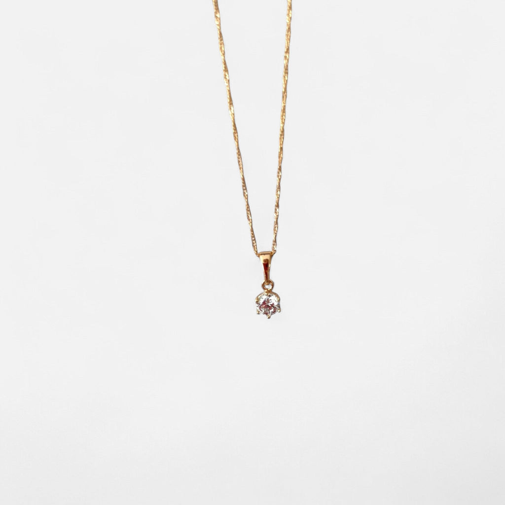Collar Hv Hermanas Villegas con cadena Singapur en baño de oro rosé y dije solitario con circonia brillante.