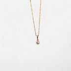 Collar Hv Hermanas Villegas con cadena Singapur en baño de oro rosé y dije solitario con circonia brillante.