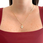 Cadena Veneciana Hv Hermanas Villegas en oro rosé con dije de Mano de Fátima pavé y circones brillantes.