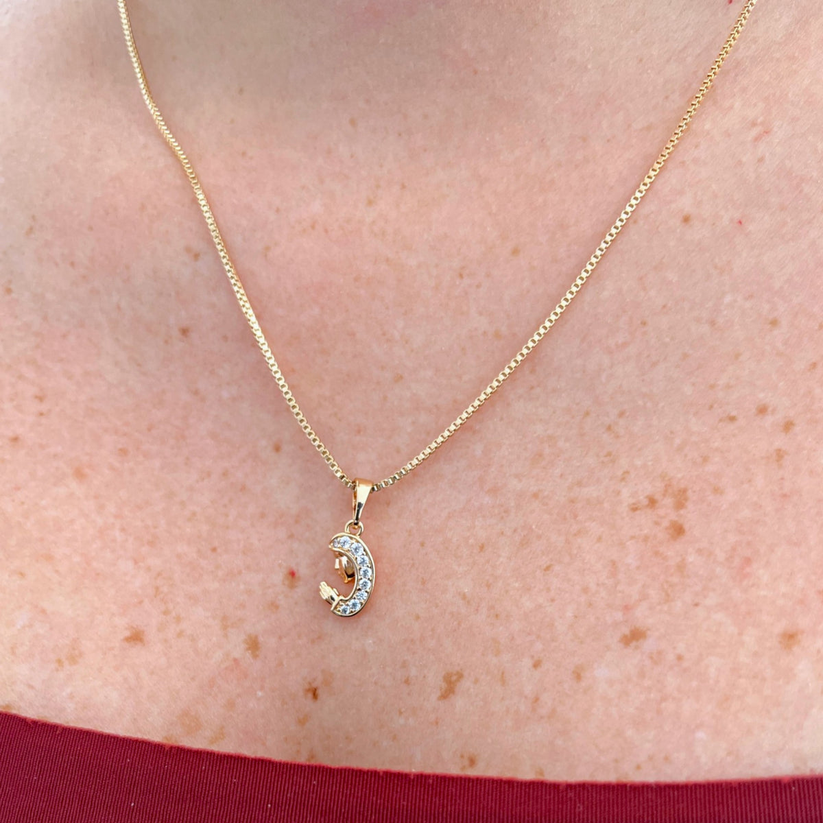 Collar Hv Hermanas Villegas con cadena veneciana en oro rosé y dije de la Virgen María con circonias brillantes.
