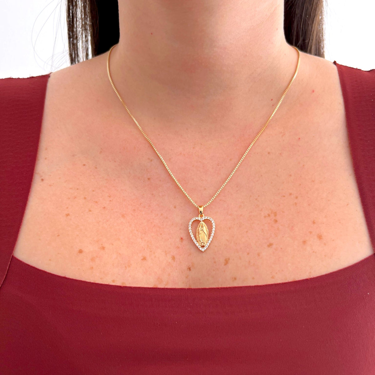 Collar Hv Hermanas Villegas con cadena veneciana y dije de corazón pavé con la Virgen de Guadalupe en oro rosé