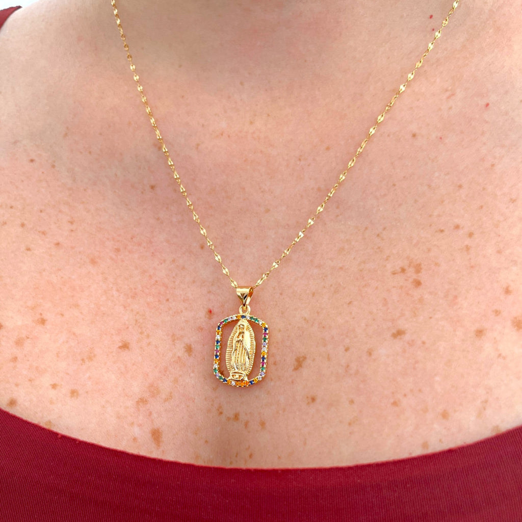 Cadena estilo espejo Hv Hermanas Villegas con dije de la Virgen de Guadalupe y marco rectangular de circones colores