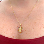 Cadena estilo espejo Hv Hermanas Villegas con dije de la Virgen de Guadalupe y marco rectangular de circones colores