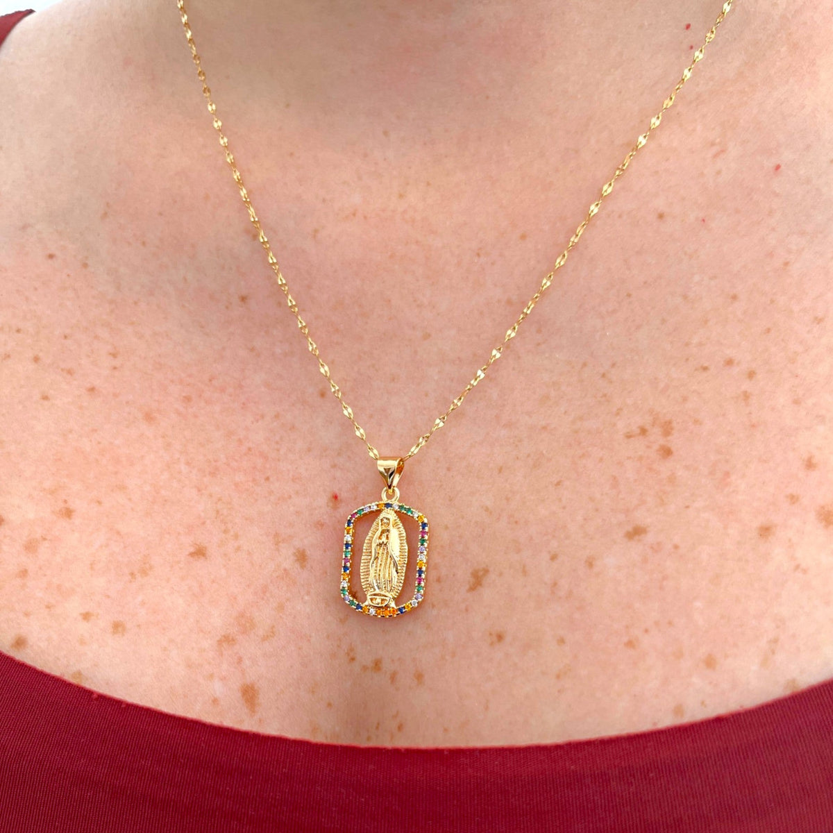 Cadena estilo espejo Hv Hermanas Villegas con dije de la Virgen de Guadalupe y marco rectangular de circones colores