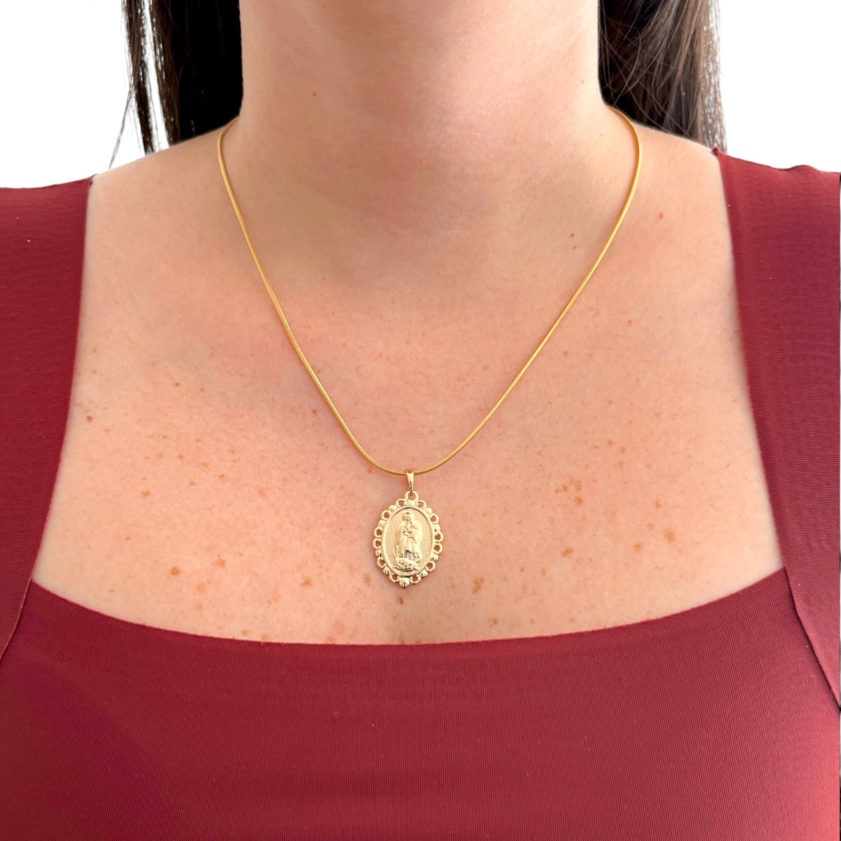 Collar Hv Hermanas Villegas con cadena cola de ratón y medalla ovalada de la Virgen de Guadalupe en oro rosé