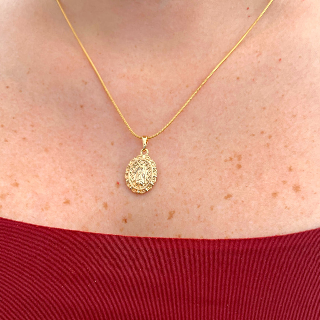 Collar Hv Hermanas Villegas de cadena cola de ratón con medalla ovalada de la Virgen de Guadalupe en oro rosé