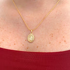 Collar Hv Hermanas Villegas de cadena cola de ratón con medalla ovalada de la Virgen de Guadalupe en oro rosé
