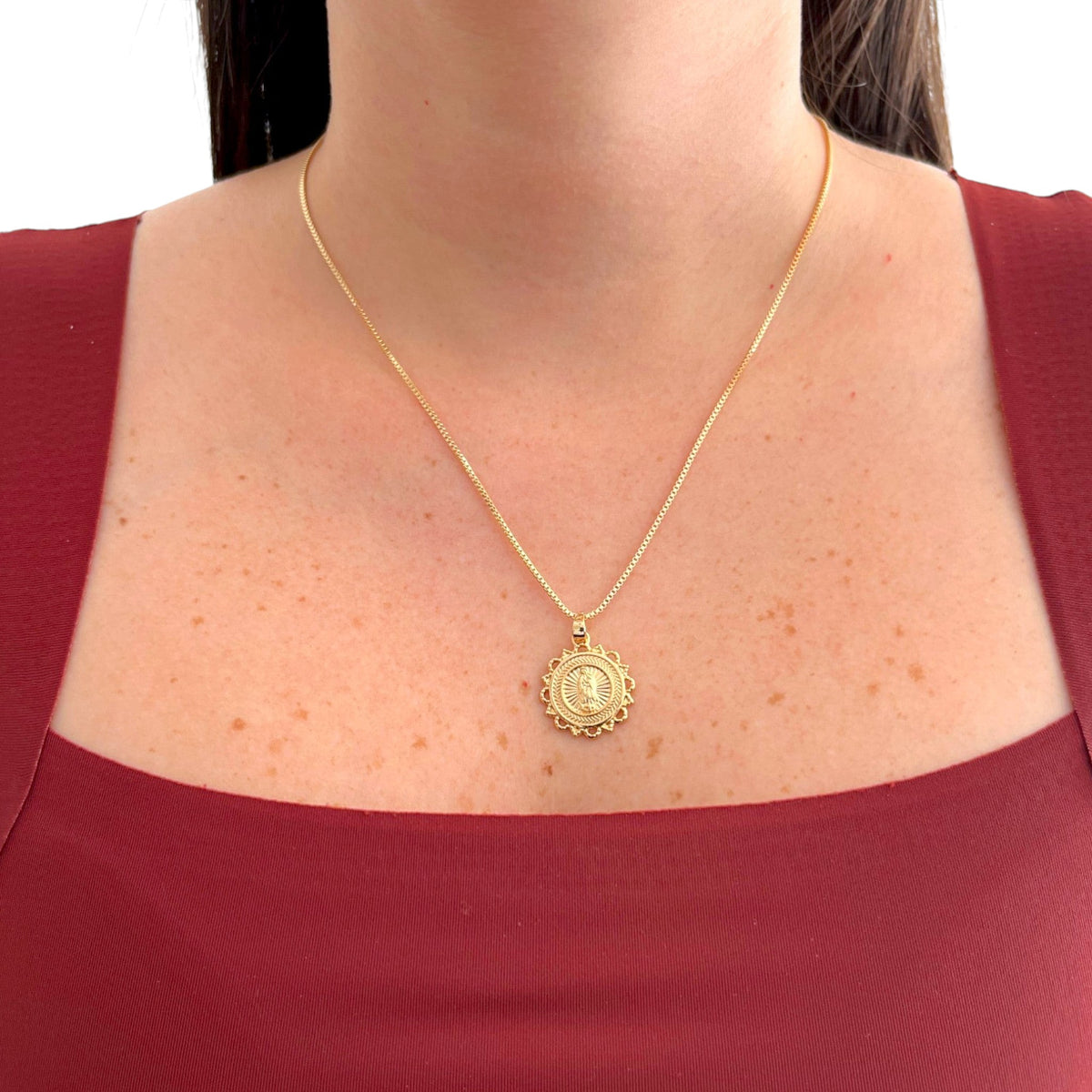 Cadena Veneciana Hv Hermanas Villegas con medalla de la Virgen de Guadalupe en baño de oro, diseño de rayos de sol.
