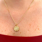 Collar Hv Hermanas Villegas con cadena veneciana y medalla de la Virgen de Guadalupe en baño de oro rosé
