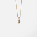 Collar Hv Hermanas Villegas con cadena veneciana en oro rosé y dije de Virgen María orante con circonias brillantes.