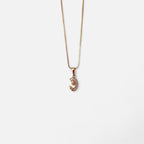 Collar Hv Hermanas Villegas con cadena veneciana en oro rosé y dije de Virgen María orante con circonias brillantes.