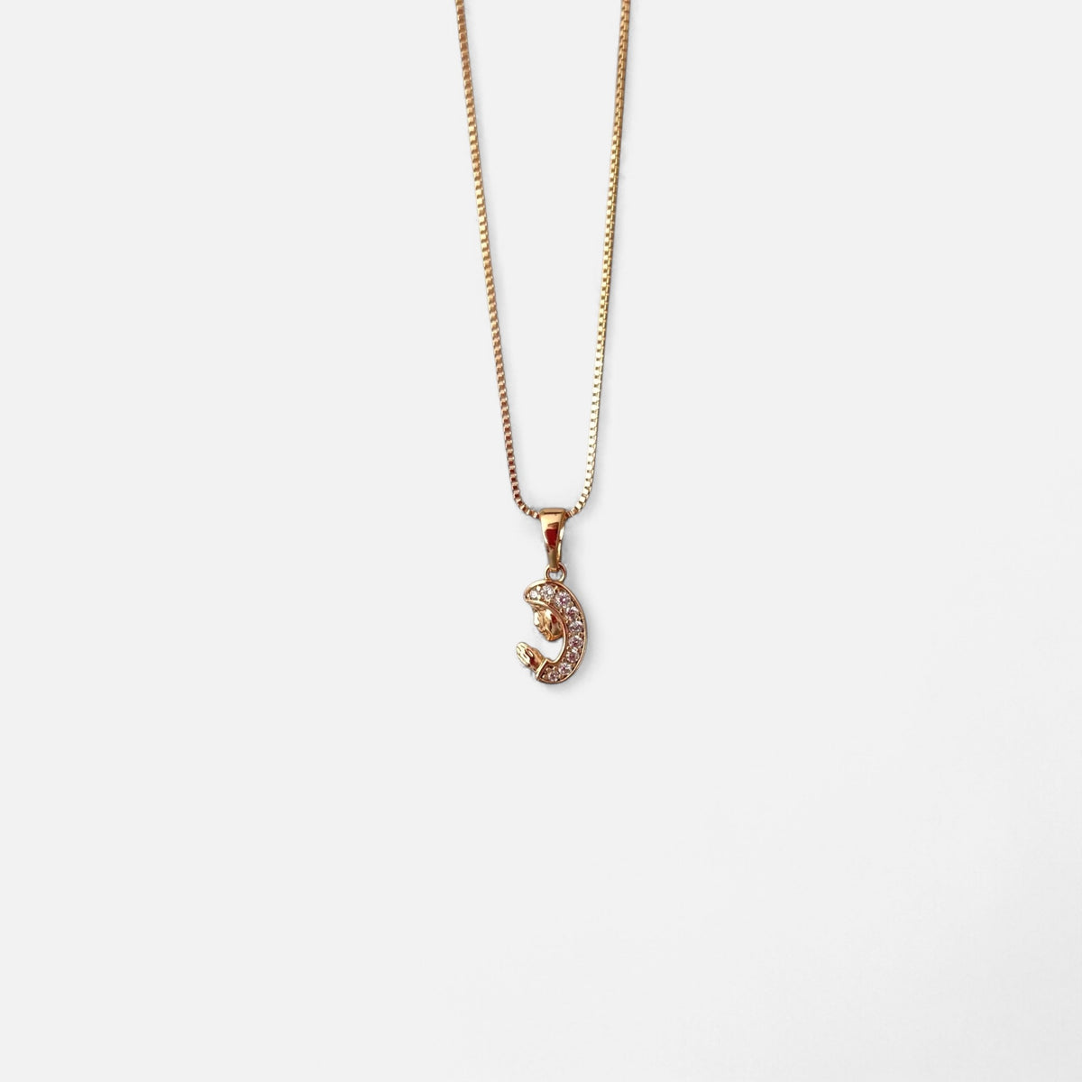 Collar Hv Hermanas Villegas con cadena veneciana en oro rosé y dije de Virgen María orante con circonias brillantes.