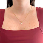Collar Hv Hermanas Villegas de cadena grumet en oro rosé con dije de corazón y circonias brillantes en el cuello