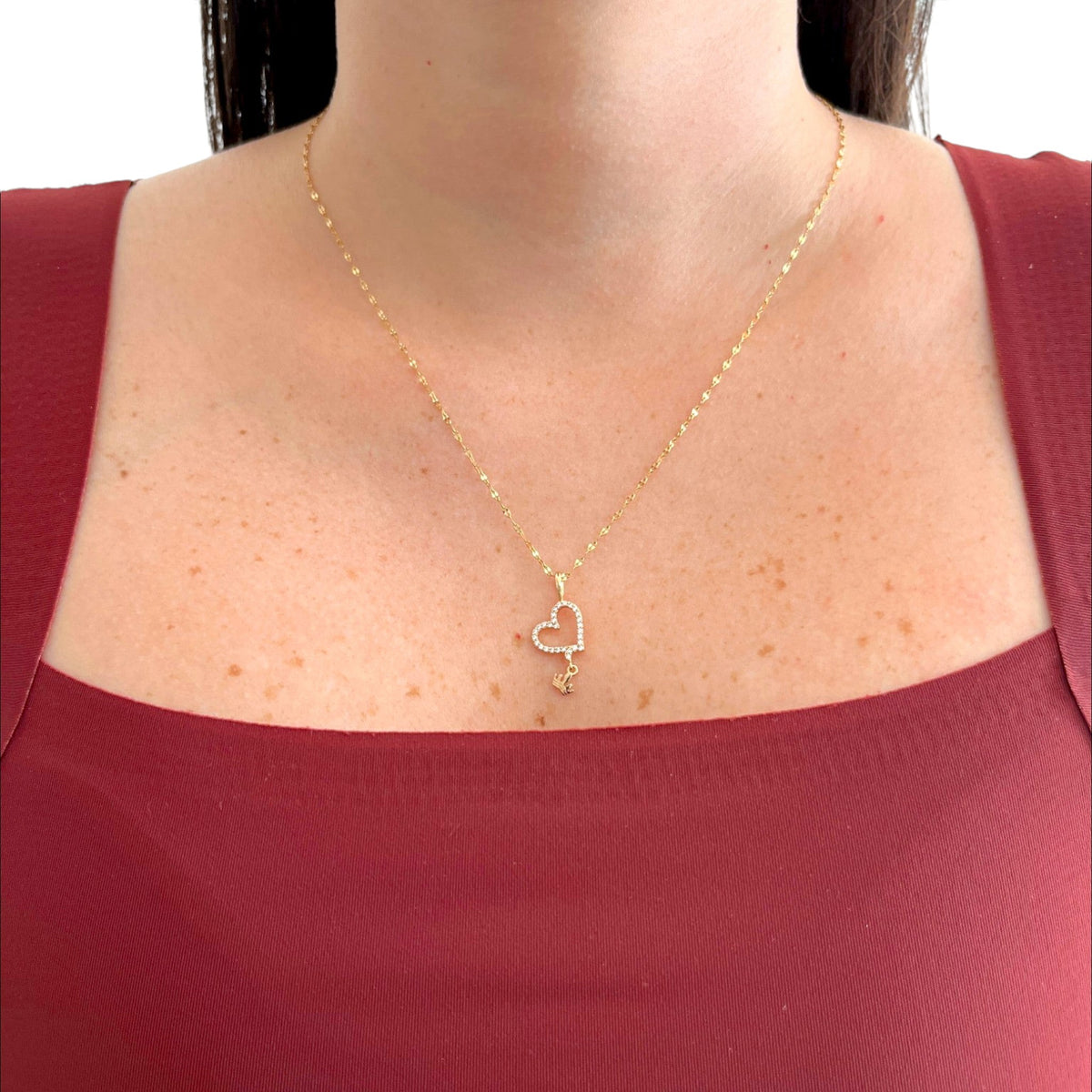 Collar Hv Hermanas Villegas de cadena espejo en oro rosé con dije de corazón pavé y corona colgante brillante