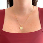 Collar Hv Hermanas Villegas de cadena cola de ratón con medalla de corazón en oro rosé y Sagrado Corazón de Jesús.