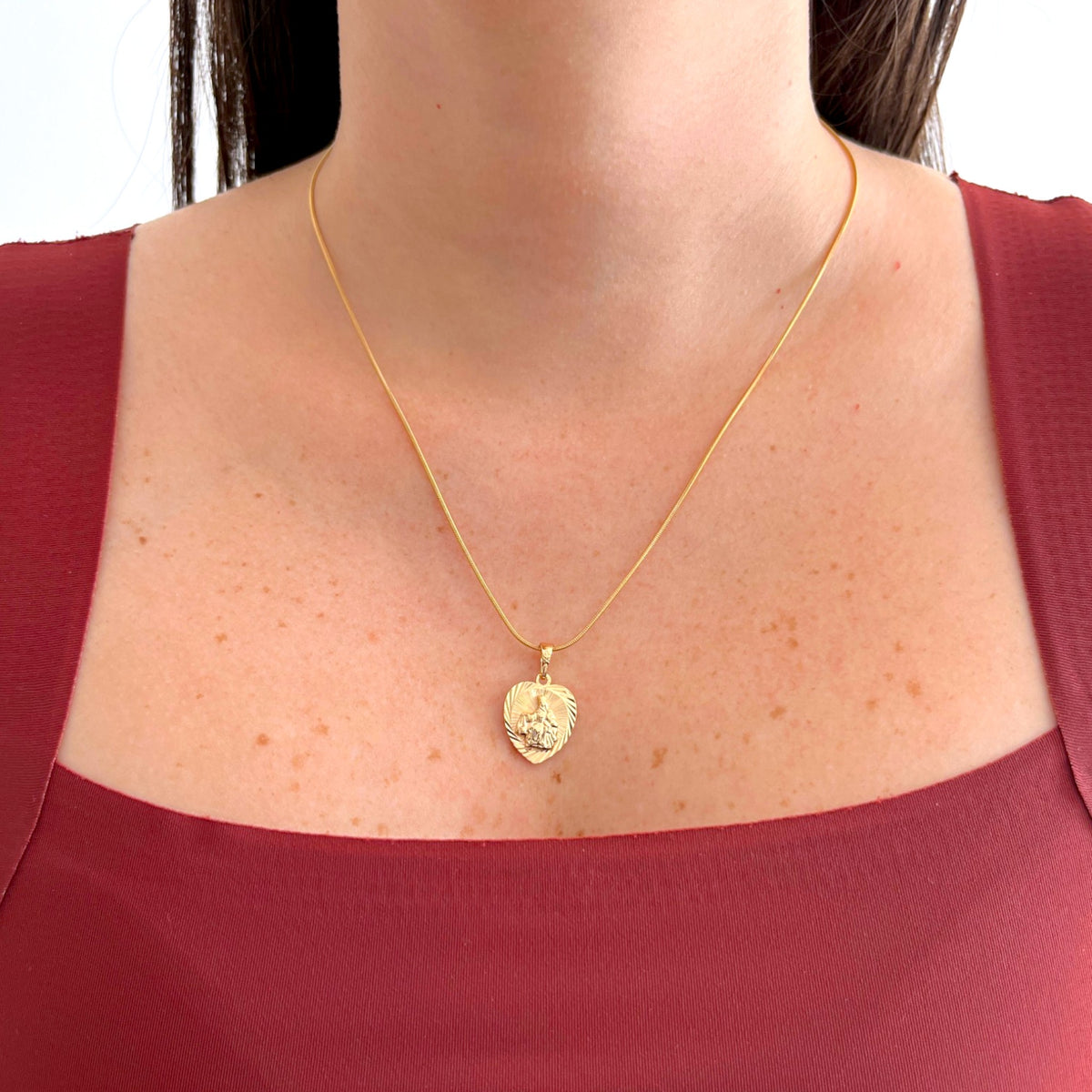 Collar Hv Hermanas Villegas de cadena cola de ratón con medalla de corazón en oro rosé y Sagrado Corazón de Jesús.