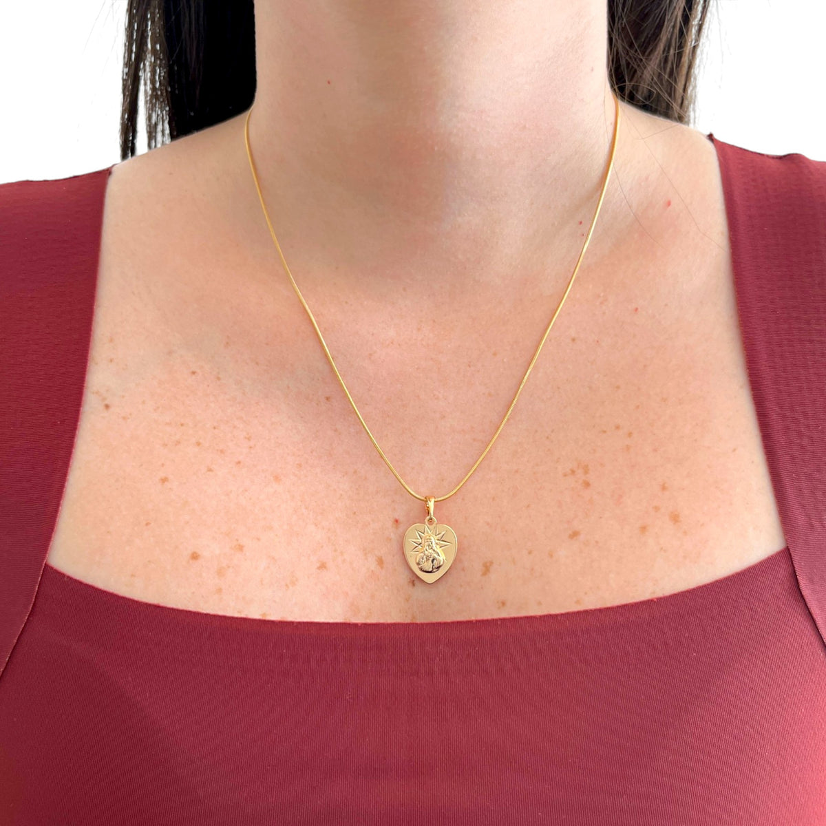 Collar Hv Hermanas Villegas de cadena cola de ratón con medalla de corazón de Jesús en baño de oro rosé