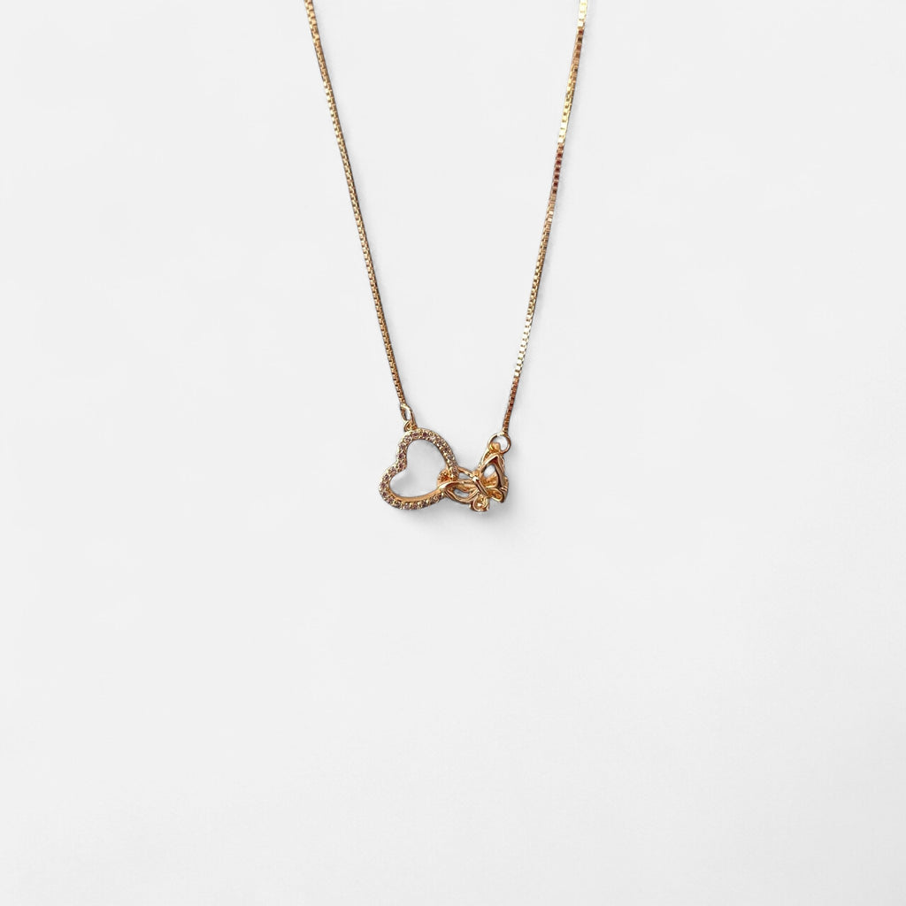 Collar Hv Hermanas Villegas de cadena veneciana en oro rosé con dije de corazón con circonias y mariposa entrelazada