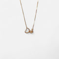 Collar Hv Hermanas Villegas de cadena veneciana en oro rosé con dije de corazón con circonias y mariposa entrelazada
