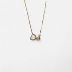 Collar Hv Hermanas Villegas de cadena veneciana en oro rosé con dije de corazón con circonias y mariposa entrelazada