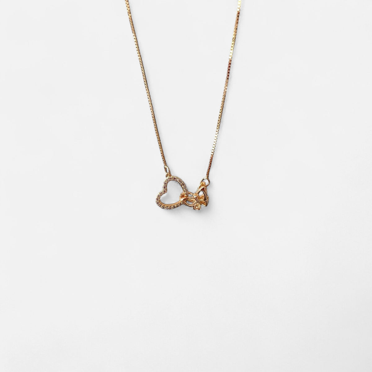Collar Hv Hermanas Villegas de cadena veneciana en oro rosé con dije de corazón con circonias y mariposa entrelazada