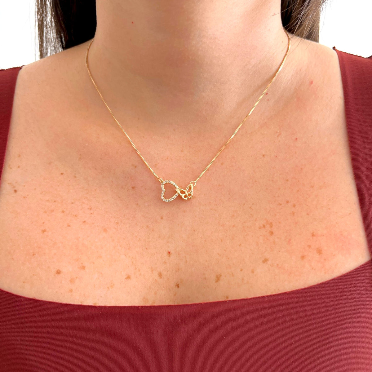 Collar Hv Hermanas Villegas de cadena veneciana en oro rosé con dije de corazón con circonias y mariposa entrelazada
