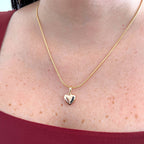 Collar Hv Hermanas Villegas con cadena cola de ratón y dije de corazón inflado en baño de oro rosé sobre modelo